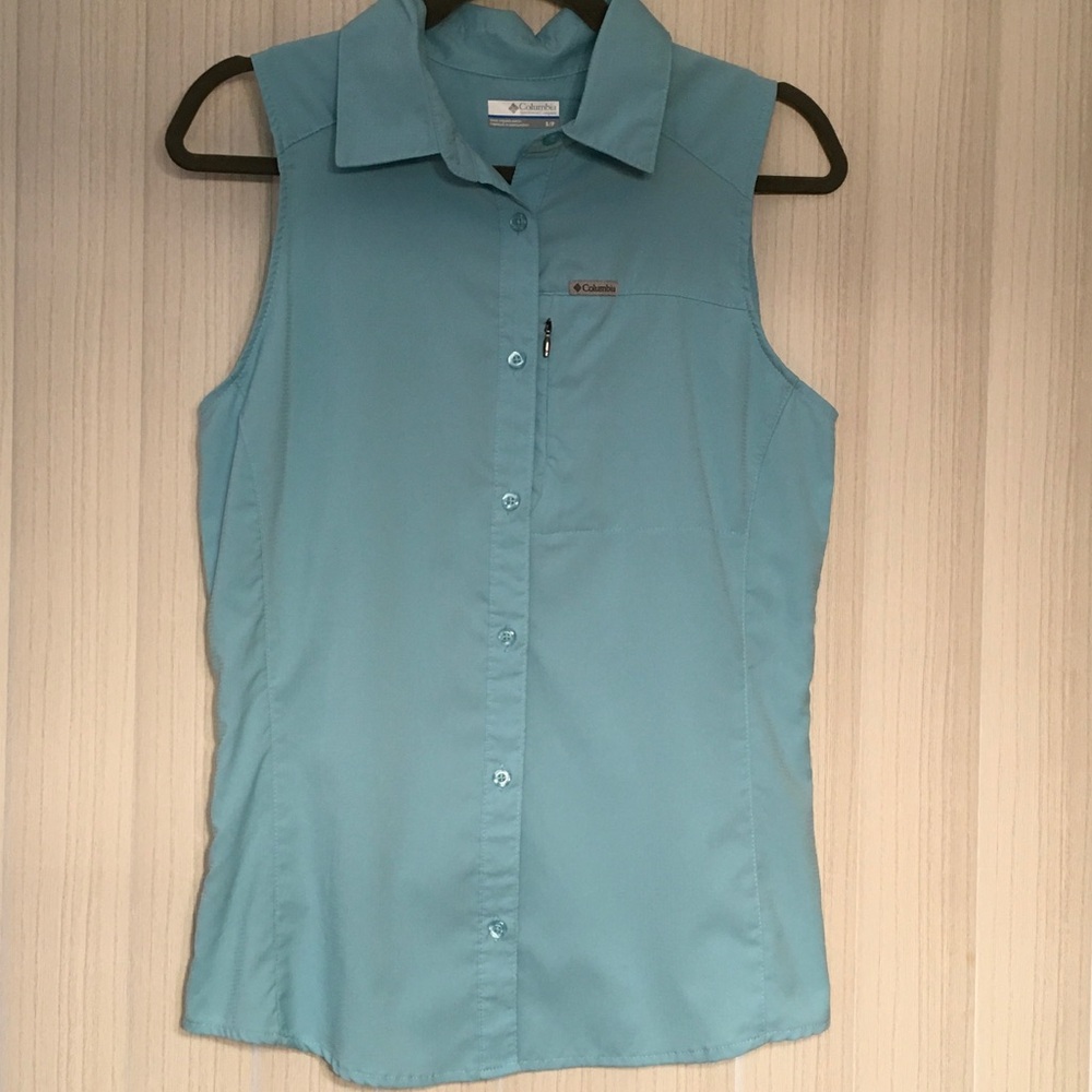 Columbia Women's Light Blue Sleeveless Button Down Shirt